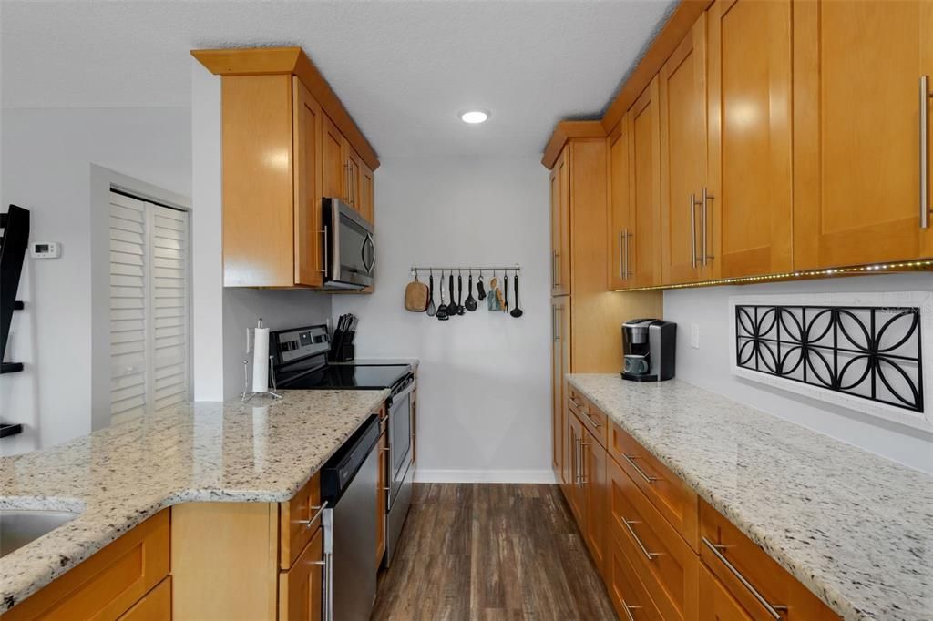 For Sale: $174,900 (2 beds, 2 baths, 880 Square Feet)