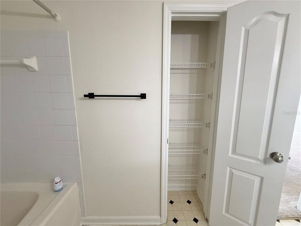 For Rent: $1,700 (1 beds, 1 baths, 967 Square Feet)