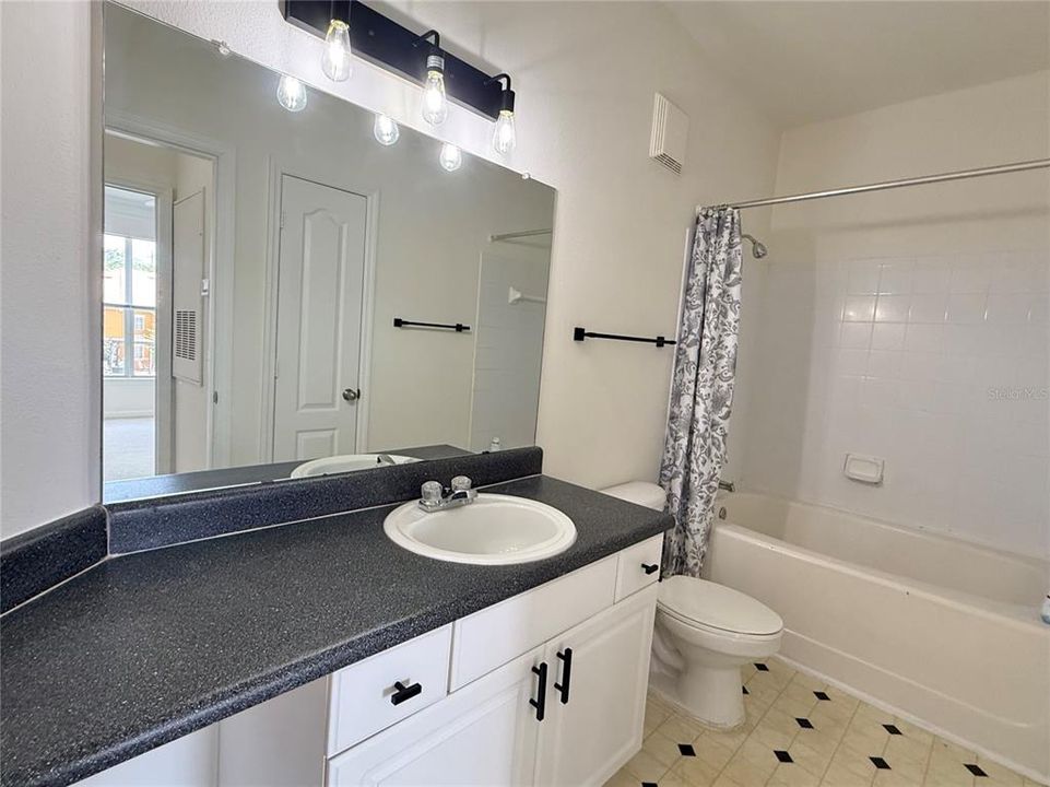 For Rent: $1,700 (1 beds, 1 baths, 967 Square Feet)