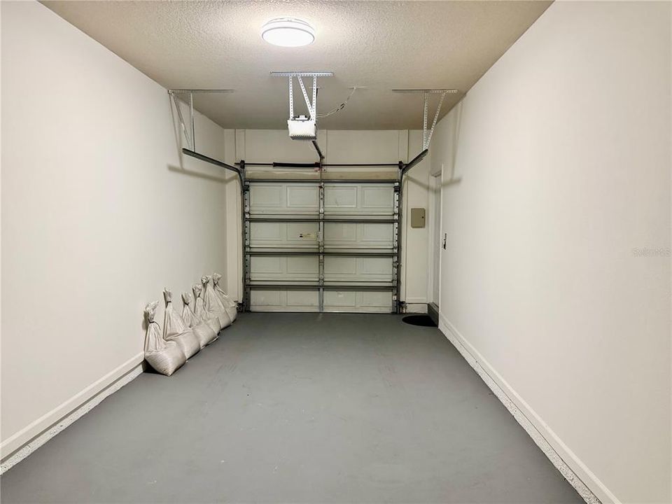 For Rent: $1,700 (1 beds, 1 baths, 967 Square Feet)