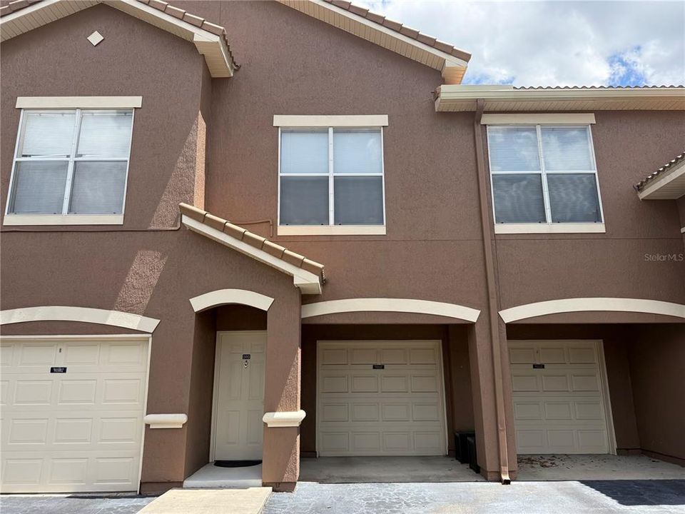 For Rent: $1,700 (1 beds, 1 baths, 967 Square Feet)