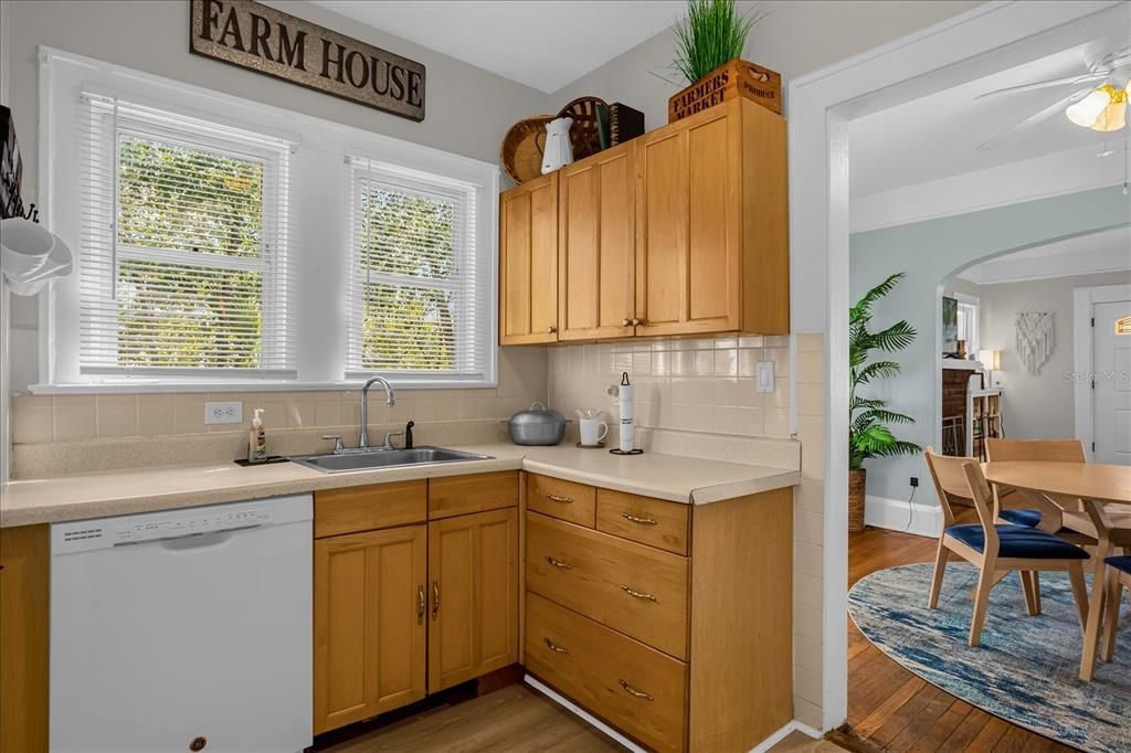 For Rent: $1,995 (3 beds, 1 baths, 1194 Square Feet)