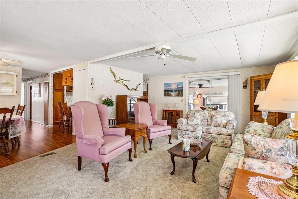For Sale: $175,000 (2 beds, 2 baths, 1428 Square Feet)