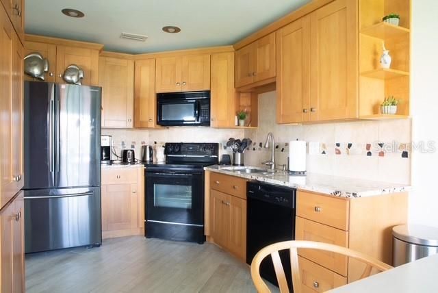 For Sale: $400,000 (2 beds, 2 baths, 830 Square Feet)