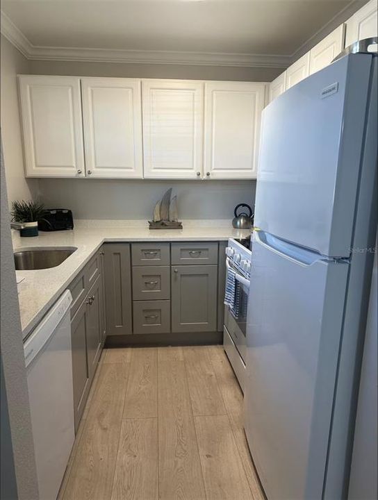 For Sale: $379,000 (1 beds, 1 baths, 735 Square Feet)