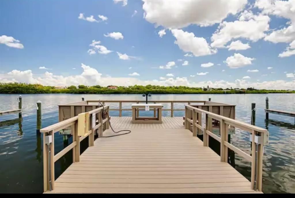 For Sale: $379,000 (1 beds, 1 baths, 735 Square Feet)