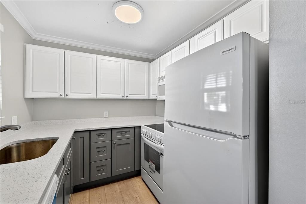 For Sale: $379,000 (1 beds, 1 baths, 735 Square Feet)