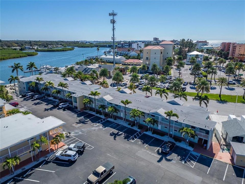 For Sale: $379,000 (1 beds, 1 baths, 735 Square Feet)