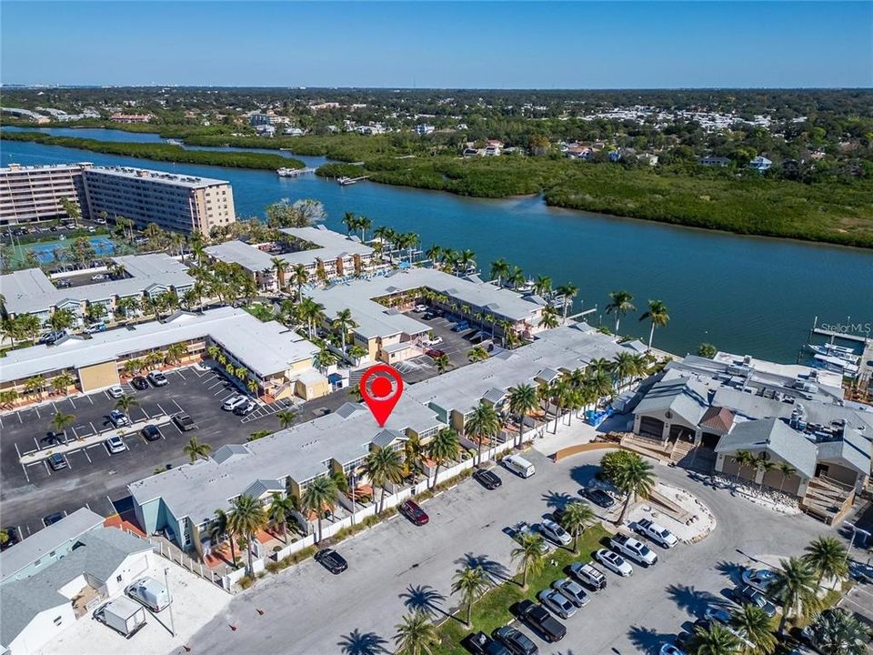 For Sale: $379,000 (1 beds, 1 baths, 735 Square Feet)