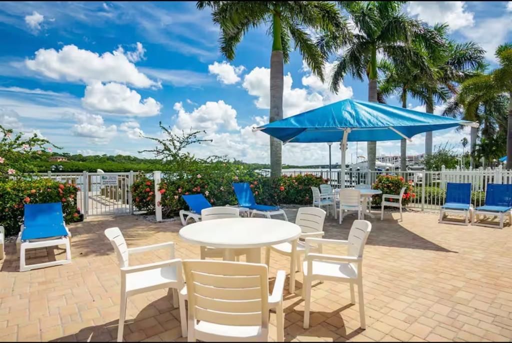 For Sale: $379,000 (1 beds, 1 baths, 735 Square Feet)