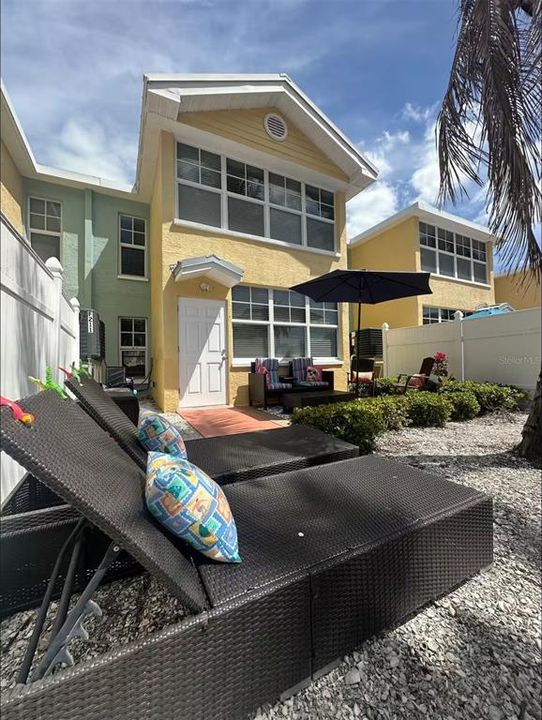 For Sale: $379,000 (1 beds, 1 baths, 735 Square Feet)