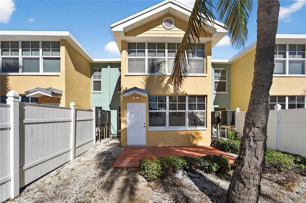 For Sale: $379,000 (1 beds, 1 baths, 735 Square Feet)