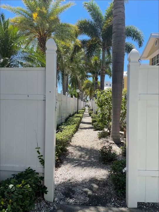 For Sale: $379,000 (1 beds, 1 baths, 735 Square Feet)