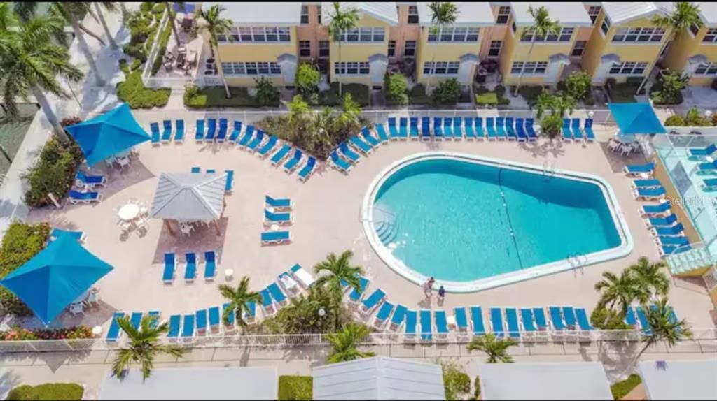 For Sale: $379,000 (1 beds, 1 baths, 735 Square Feet)