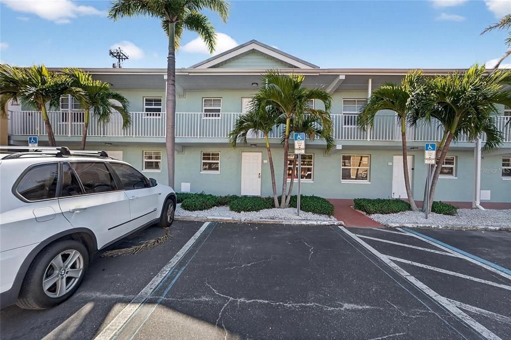 For Sale: $379,000 (1 beds, 1 baths, 735 Square Feet)