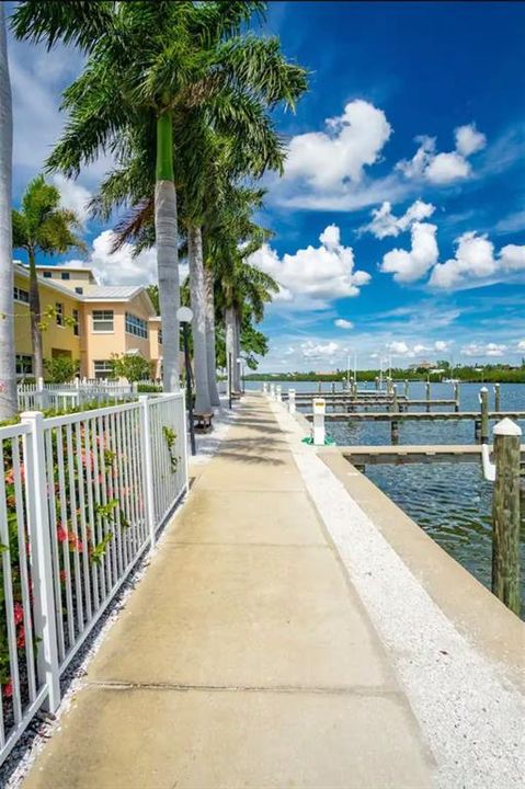 For Sale: $379,000 (1 beds, 1 baths, 735 Square Feet)