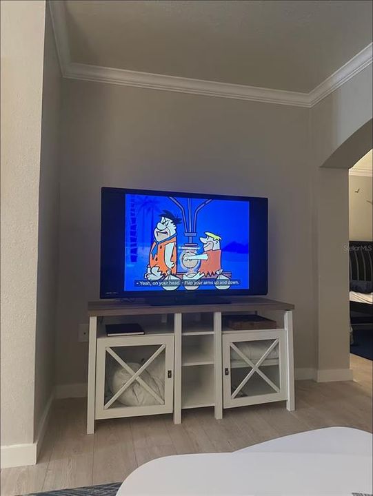 For Sale: $379,000 (1 beds, 1 baths, 735 Square Feet)