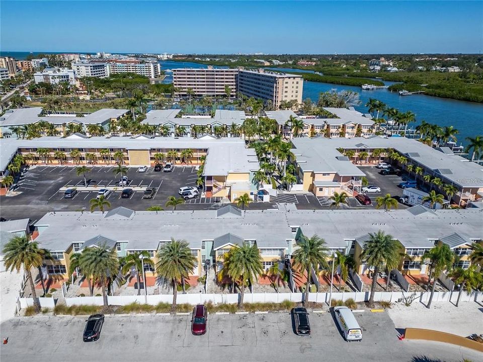 For Sale: $379,000 (1 beds, 1 baths, 735 Square Feet)
