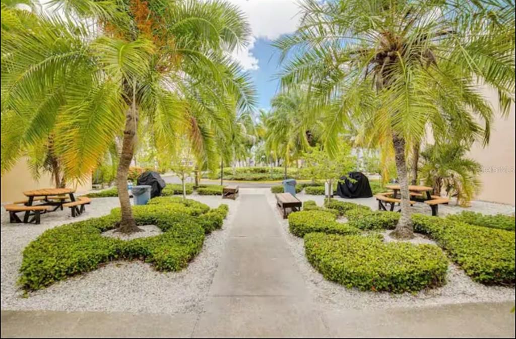 For Sale: $379,000 (1 beds, 1 baths, 735 Square Feet)
