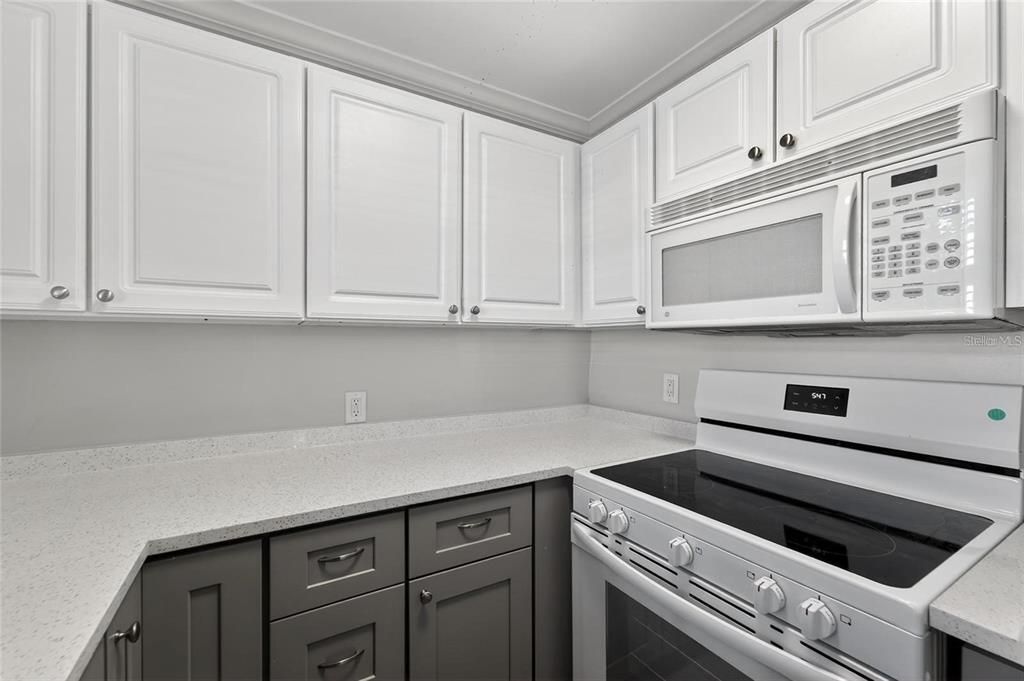 For Sale: $379,000 (1 beds, 1 baths, 735 Square Feet)