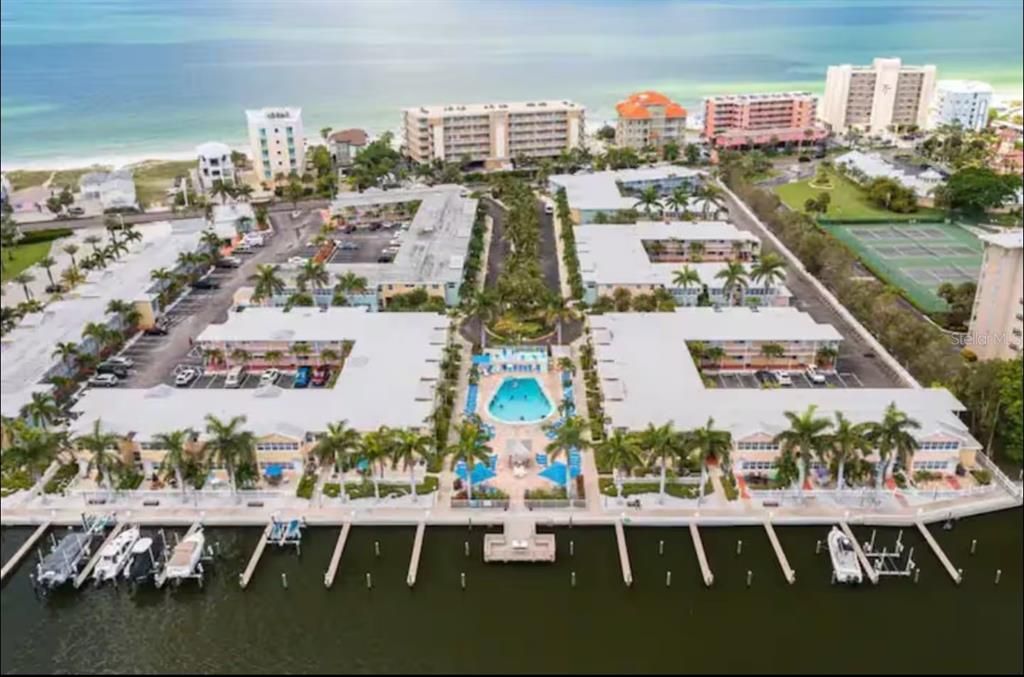 For Sale: $379,000 (1 beds, 1 baths, 735 Square Feet)