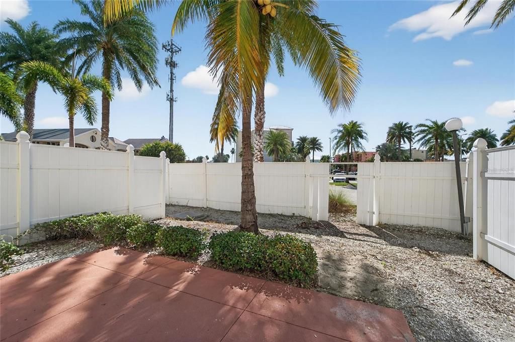 For Sale: $379,000 (1 beds, 1 baths, 735 Square Feet)