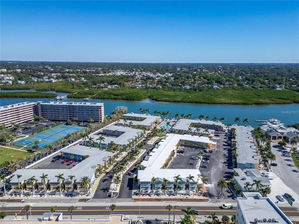 For Sale: $379,000 (1 beds, 1 baths, 735 Square Feet)