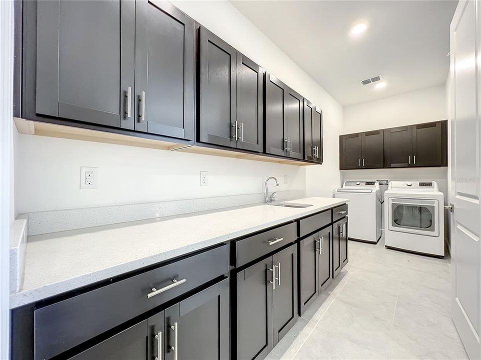 For Rent: $4,999 (6 beds, 4 baths, 4170 Square Feet)