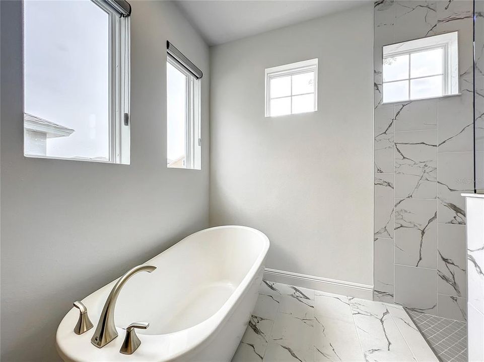 For Rent: $4,999 (6 beds, 4 baths, 4170 Square Feet)