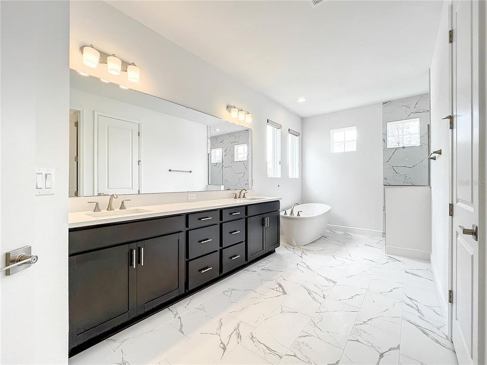 For Rent: $4,999 (6 beds, 4 baths, 4170 Square Feet)