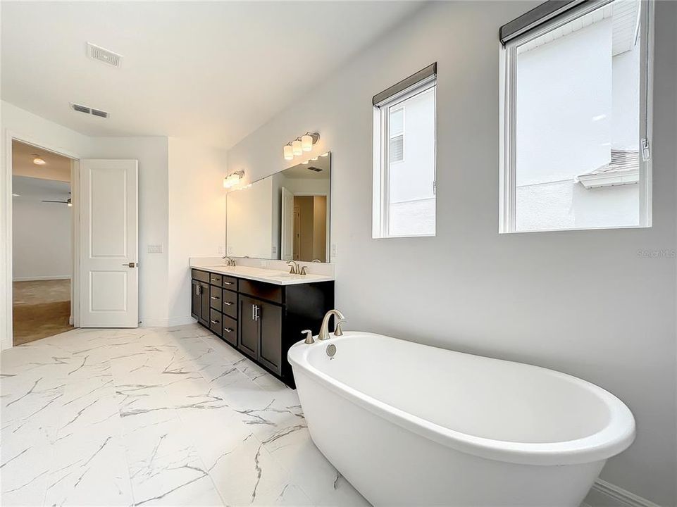 For Rent: $4,999 (6 beds, 4 baths, 4170 Square Feet)
