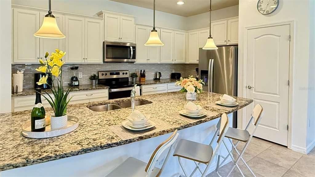 For Sale: $428,000 (5 beds, 4 baths, 2265 Square Feet)
