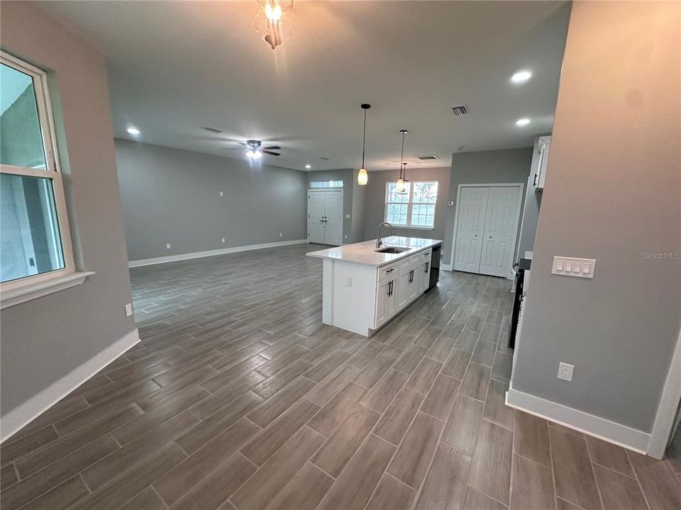 En Renta: $2,650 (4 camas, 2 baños, 1900 Pies cuadrados)