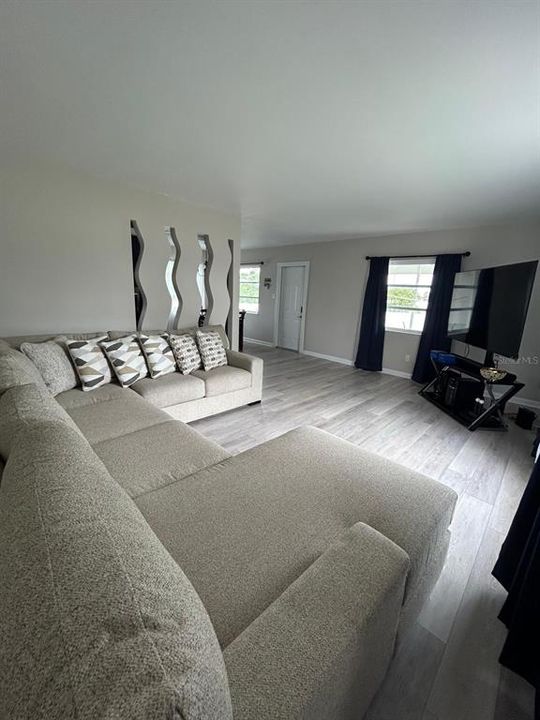 For Sale: $349,000 (3 beds, 1 baths, 1288 Square Feet)