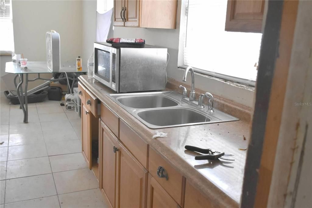 For Sale: $320,000 (4 beds, 2 baths, 1232 Square Feet)