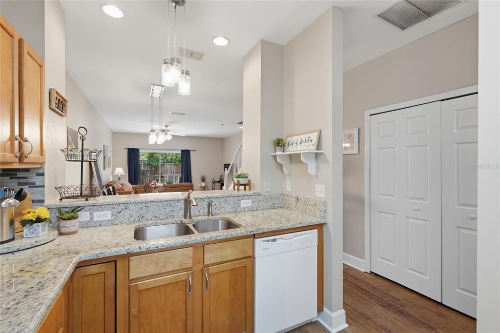 待售: $179,900 (2 贝兹, 2 浴室, 1324 平方英尺)