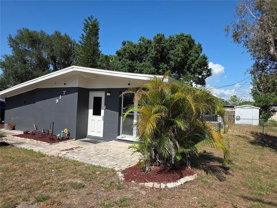 For Sale: $259,999 (2 beds, 1 baths, 884 Square Feet)