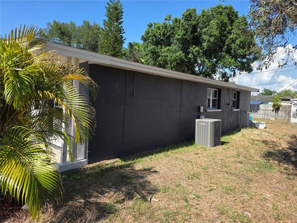 For Sale: $259,999 (2 beds, 1 baths, 884 Square Feet)