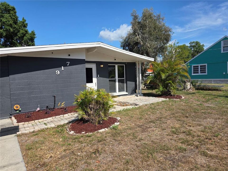For Sale: $259,999 (2 beds, 1 baths, 884 Square Feet)
