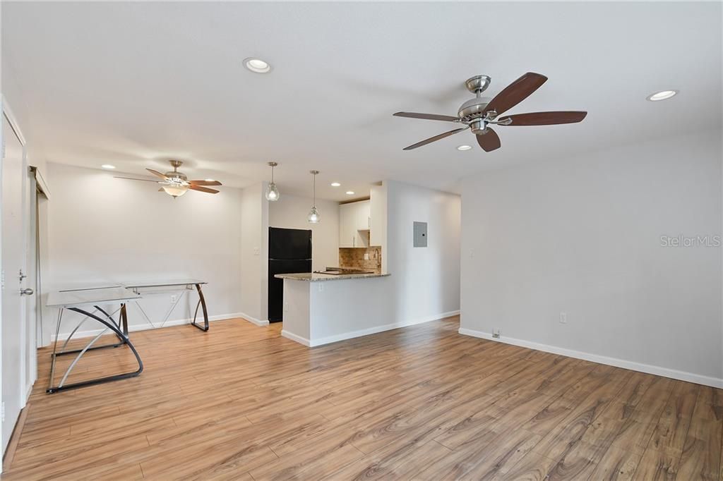 For Sale: $169,000 (1 beds, 1 baths, 636 Square Feet)
