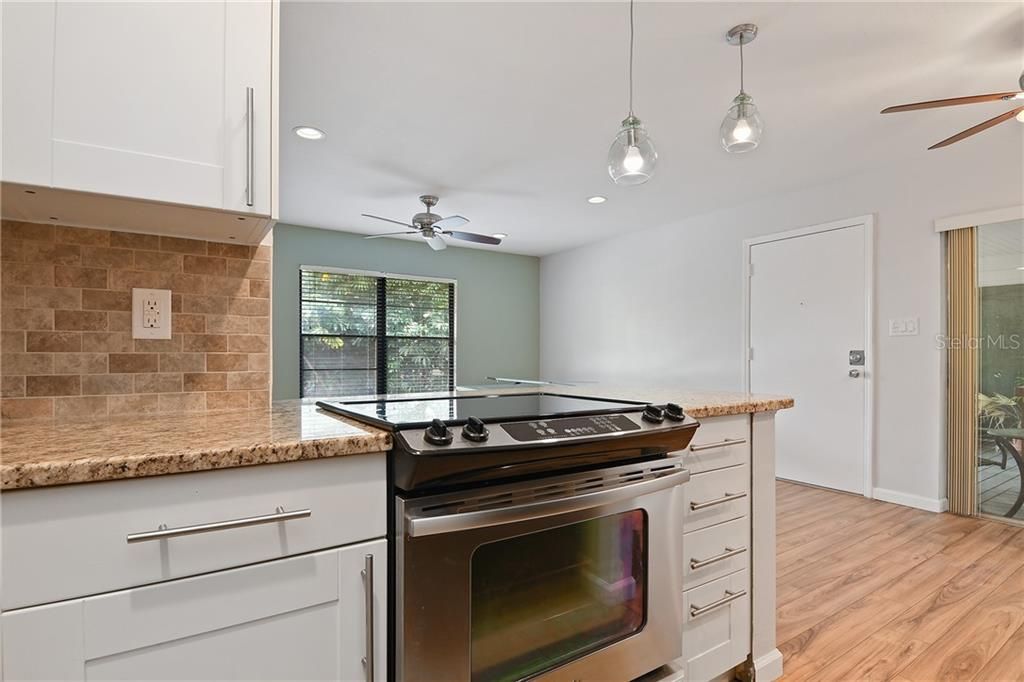 For Sale: $169,000 (1 beds, 1 baths, 636 Square Feet)