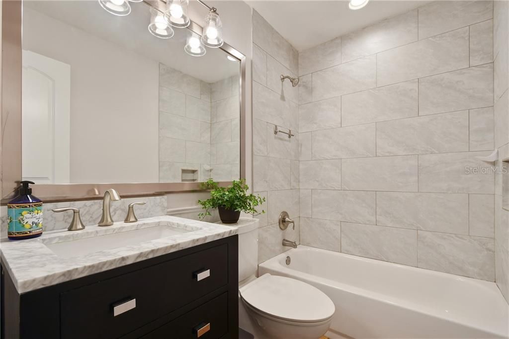 For Sale: $169,000 (1 beds, 1 baths, 636 Square Feet)