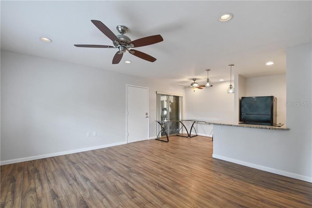 For Sale: $169,000 (1 beds, 1 baths, 636 Square Feet)