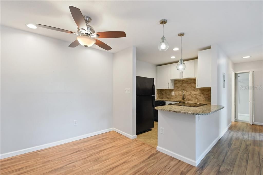 For Sale: $169,000 (1 beds, 1 baths, 636 Square Feet)