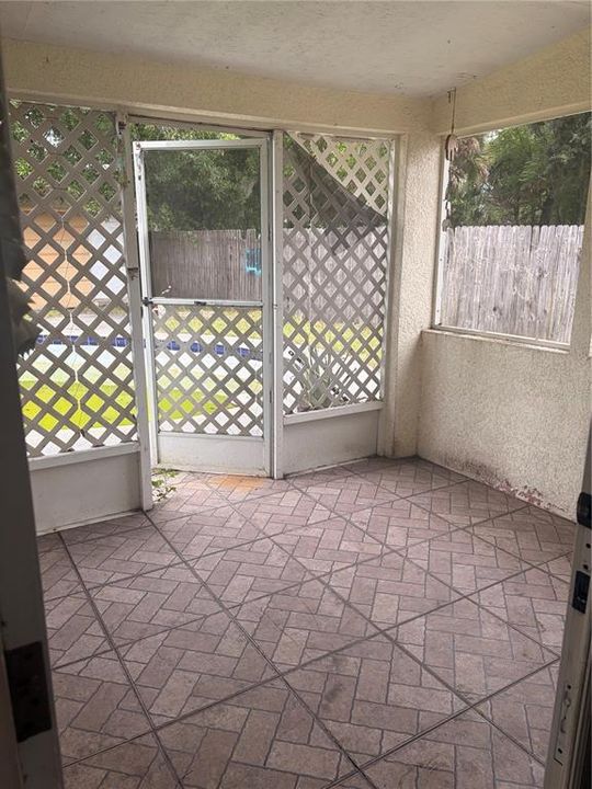 For Sale: $325,000 (3 beds, 1 baths, 888 Square Feet)