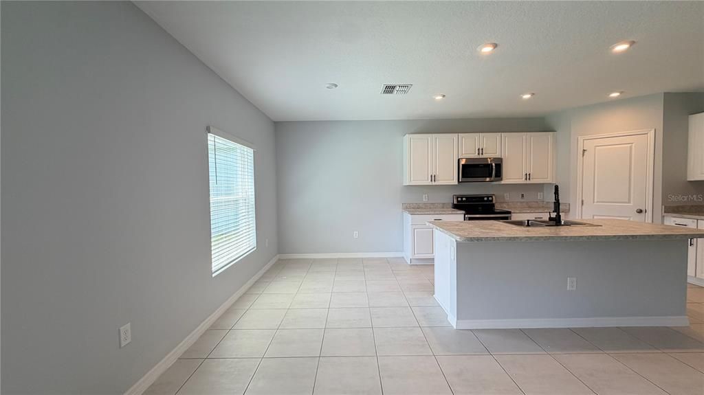 For Sale: $399,990 (5 beds, 3 baths, 2289 Square Feet)