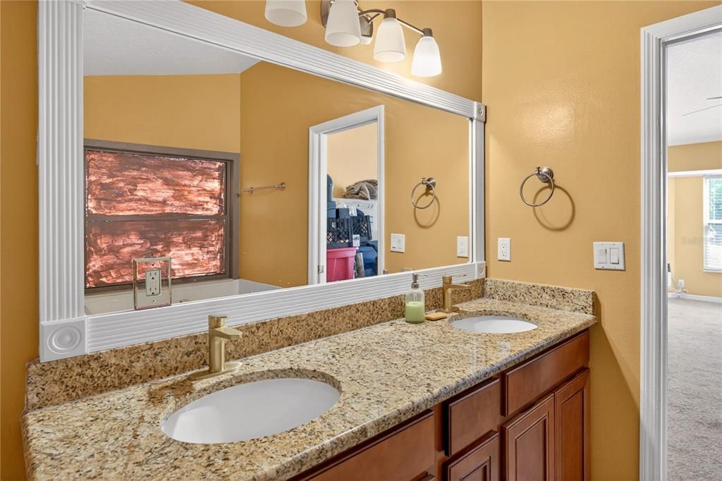For Sale: $349,900 (4 beds, 2 baths, 1954 Square Feet)