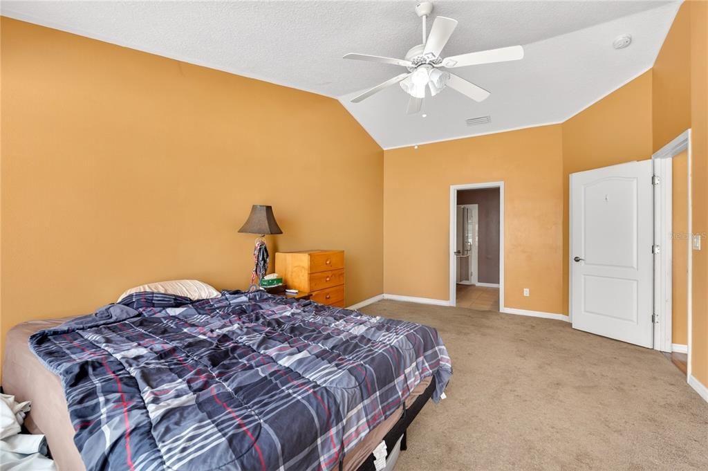 For Sale: $349,900 (4 beds, 2 baths, 1954 Square Feet)