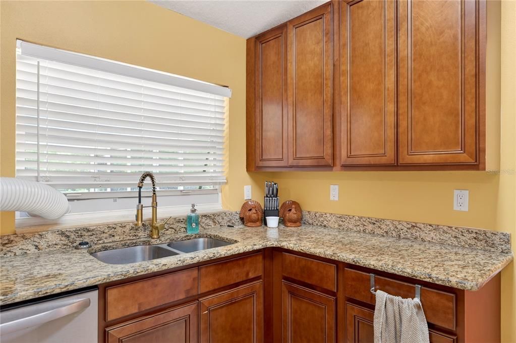For Sale: $349,900 (4 beds, 2 baths, 1954 Square Feet)