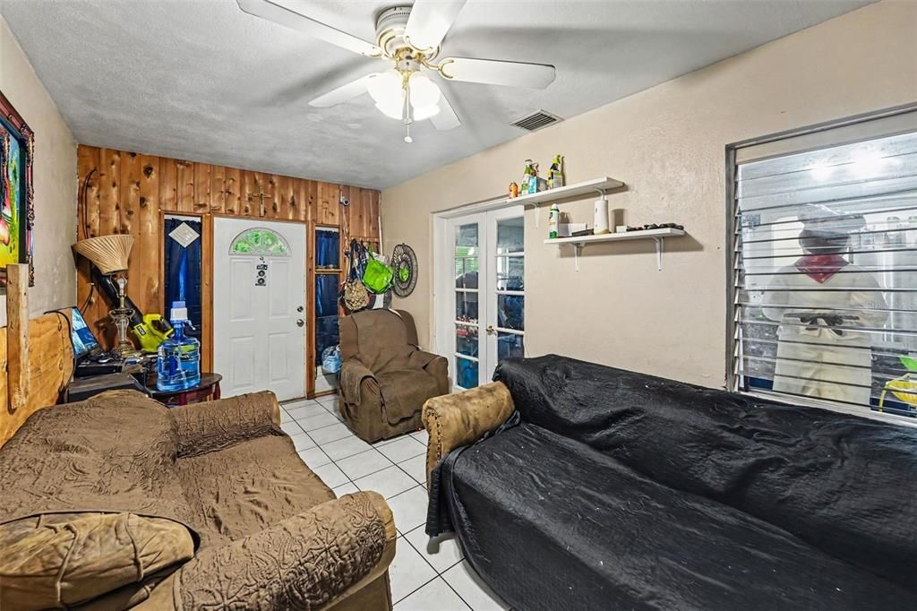 For Sale: $349,000 (2 beds, 2 baths, 1117 Square Feet)